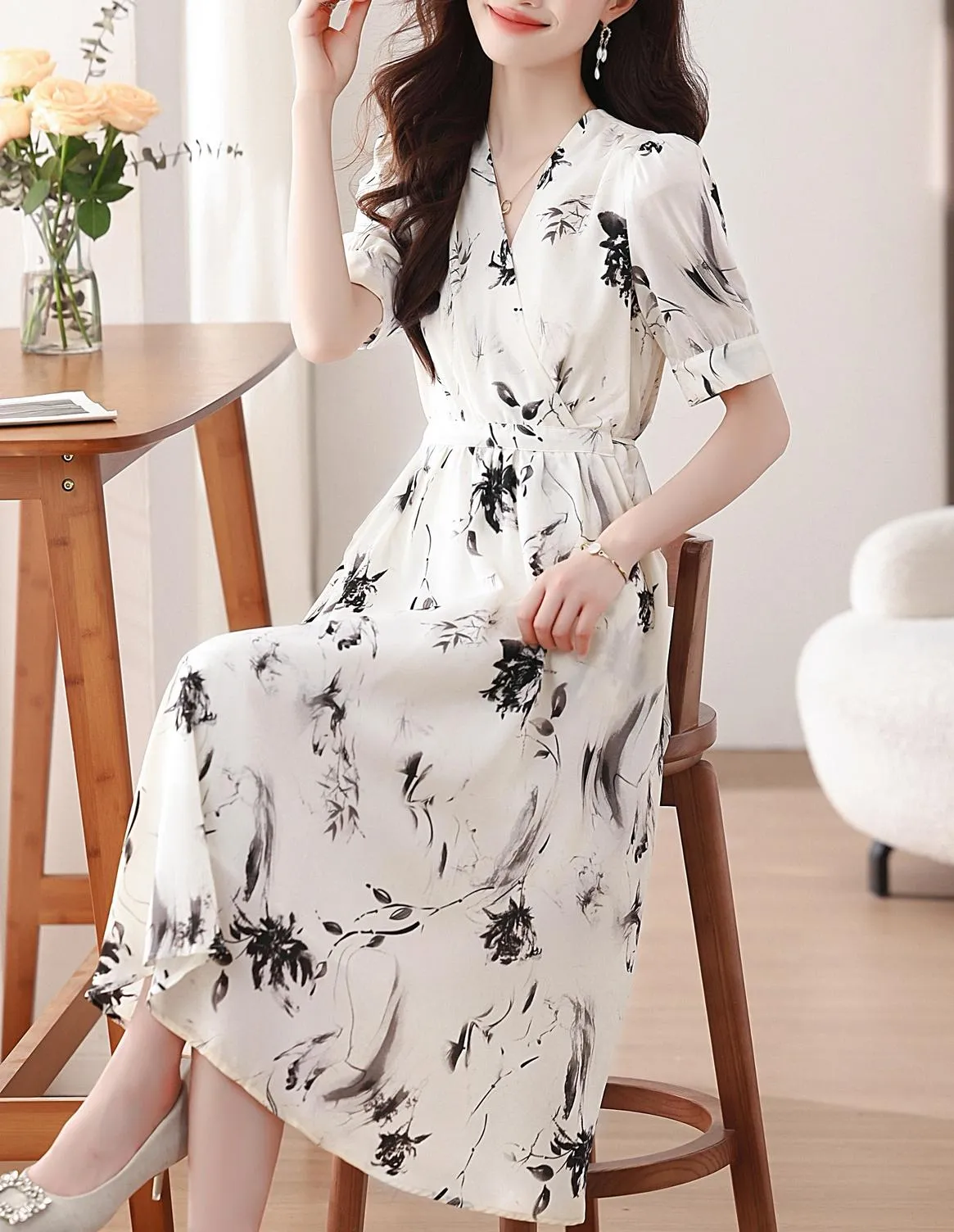 Chic Women's Summer Summer Frock Featuring a Wrap Neckline and Mid-Length Style