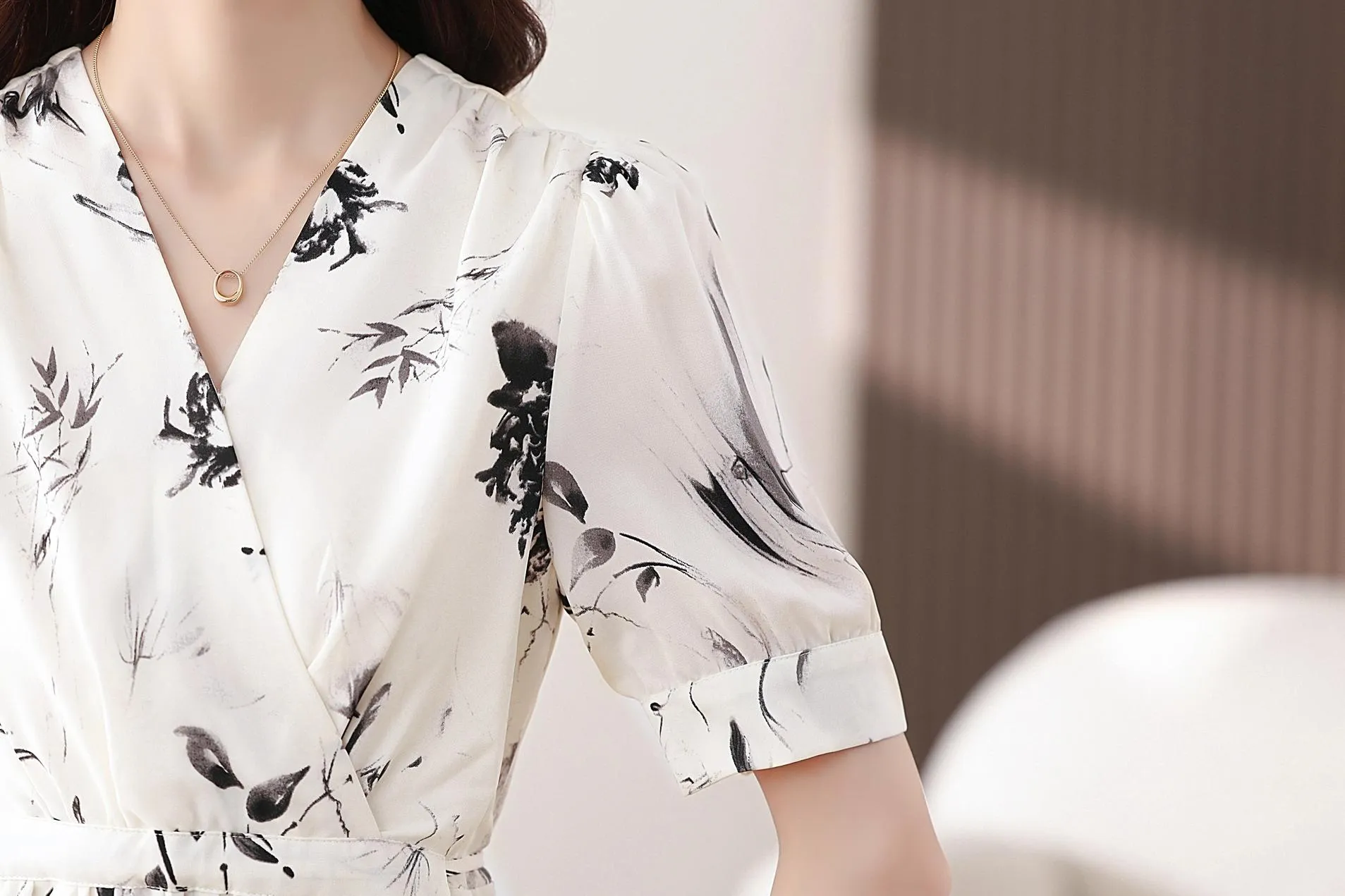 Chic Women's Summer Summer Frock Featuring a Wrap Neckline and Mid-Length Style