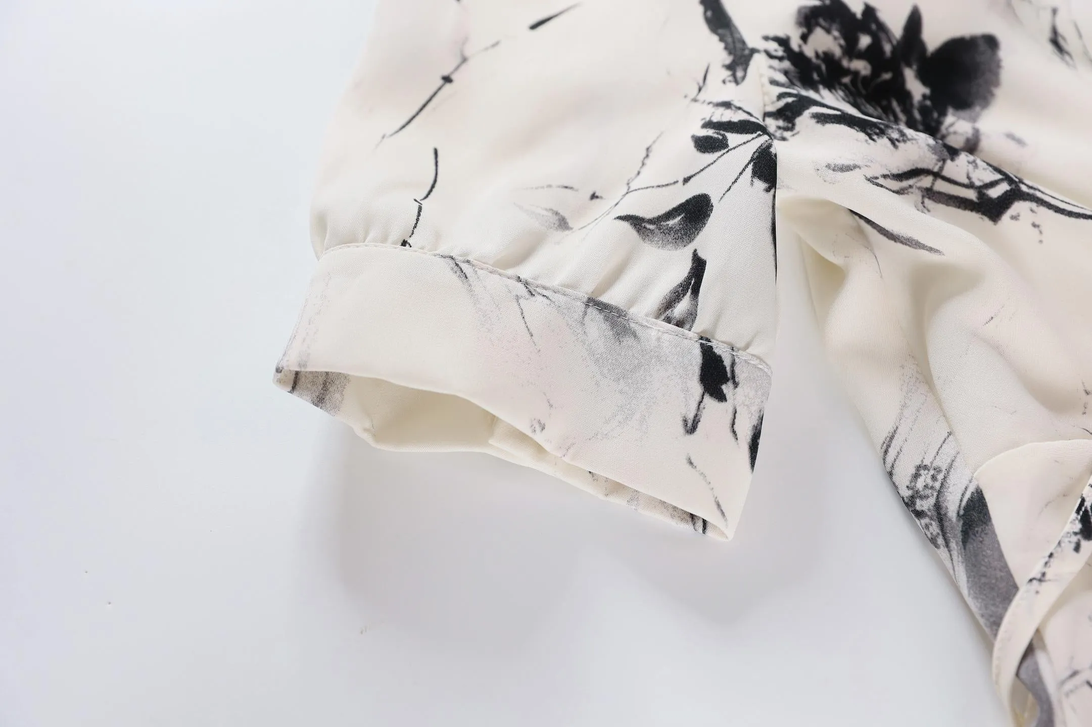 Chic Women's Summer Summer Frock Featuring a Wrap Neckline and Mid-Length Style