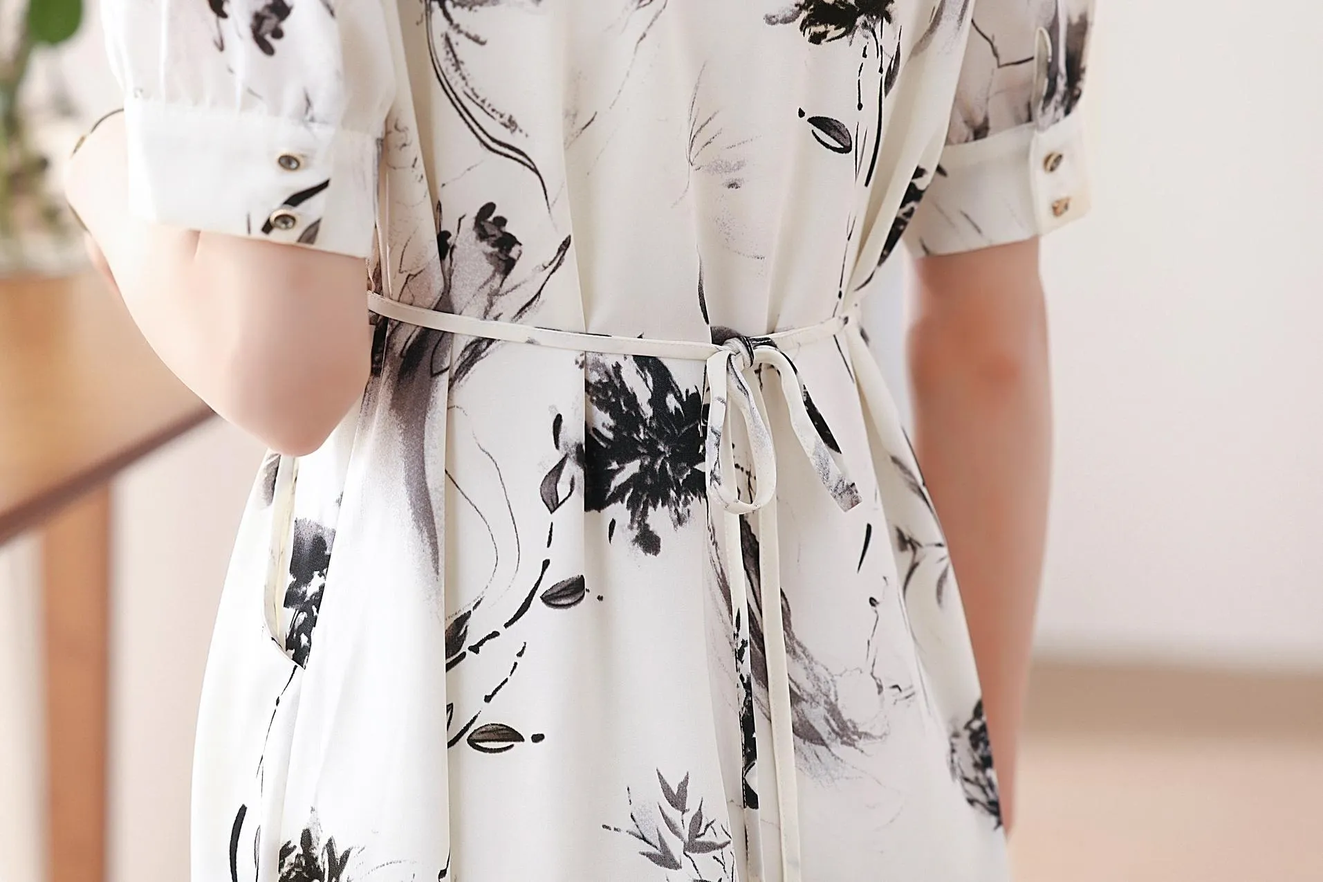 Chic Women's Summer Summer Frock Featuring a Wrap Neckline and Mid-Length Style