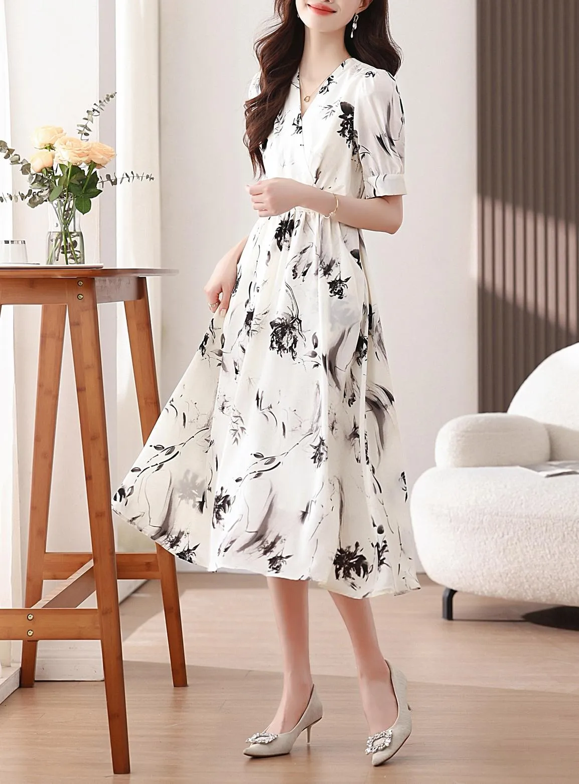 Chic Women's Summer Summer Frock Featuring a Wrap Neckline and Mid-Length Style
