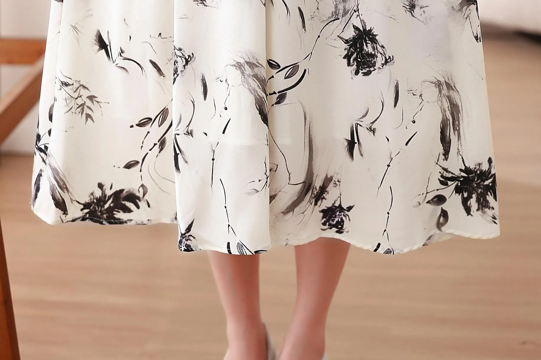Chic Women's Summer Summer Frock Featuring a Wrap Neckline and Mid-Length Style