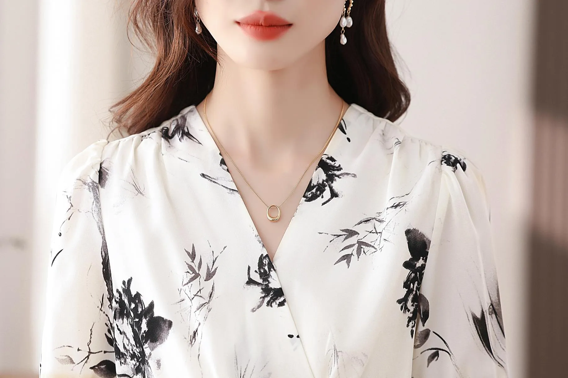 Chic Women's Summer Summer Frock Featuring a Wrap Neckline and Mid-Length Style