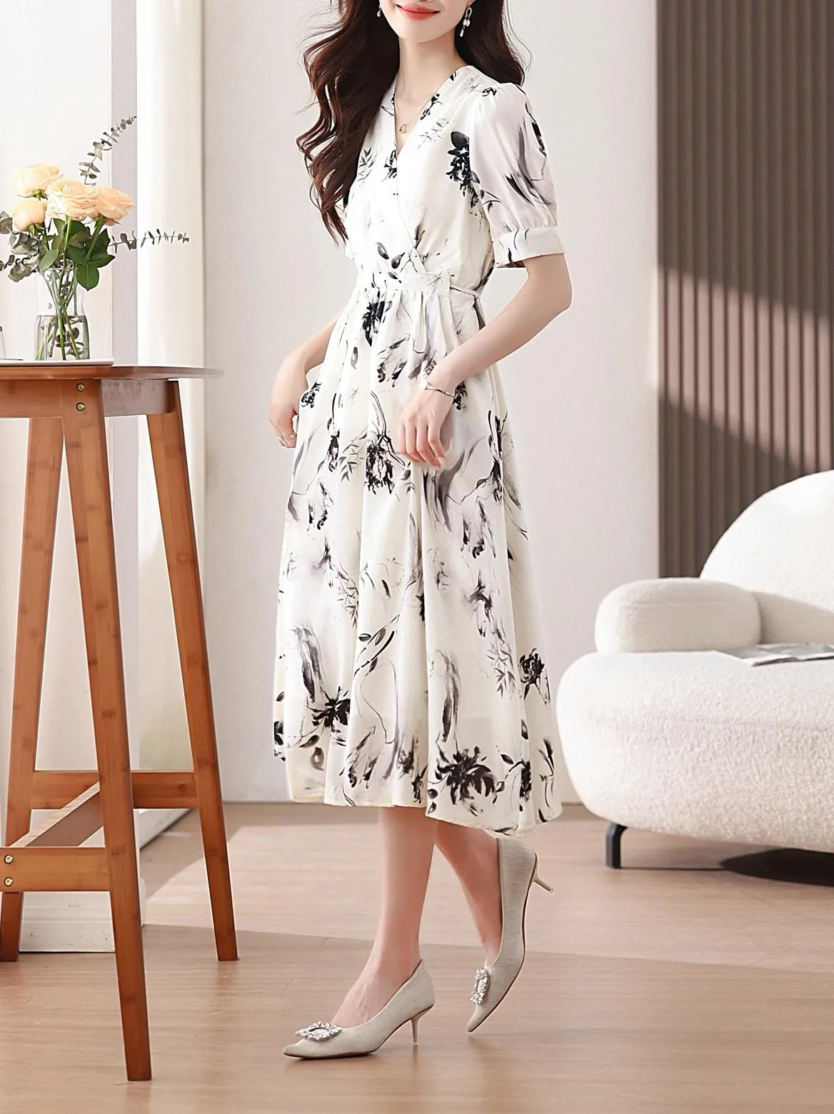 Chic Women's Summer Summer Frock Featuring a Wrap Neckline and Mid-Length Style