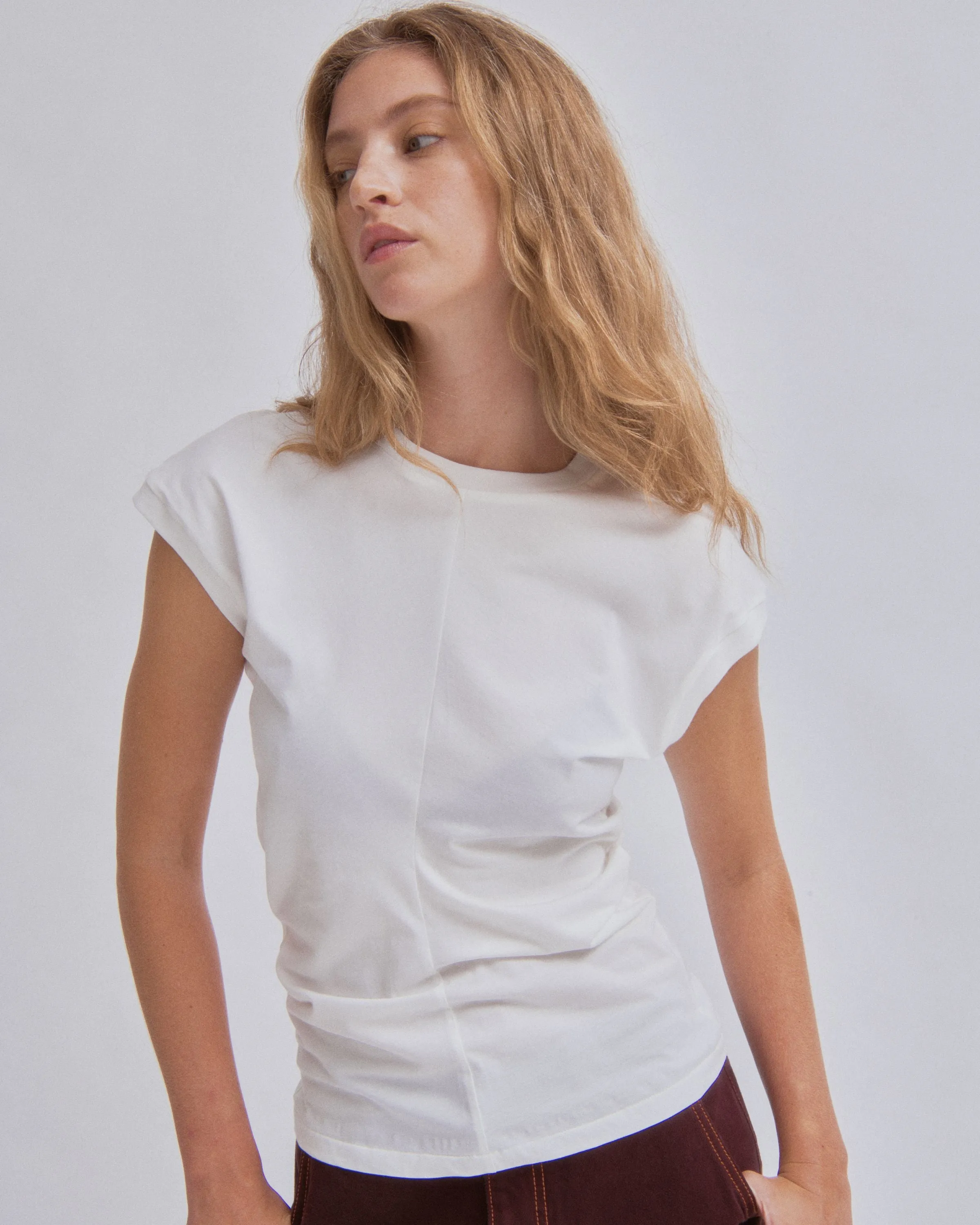 DRAPED TEE IN WHITE