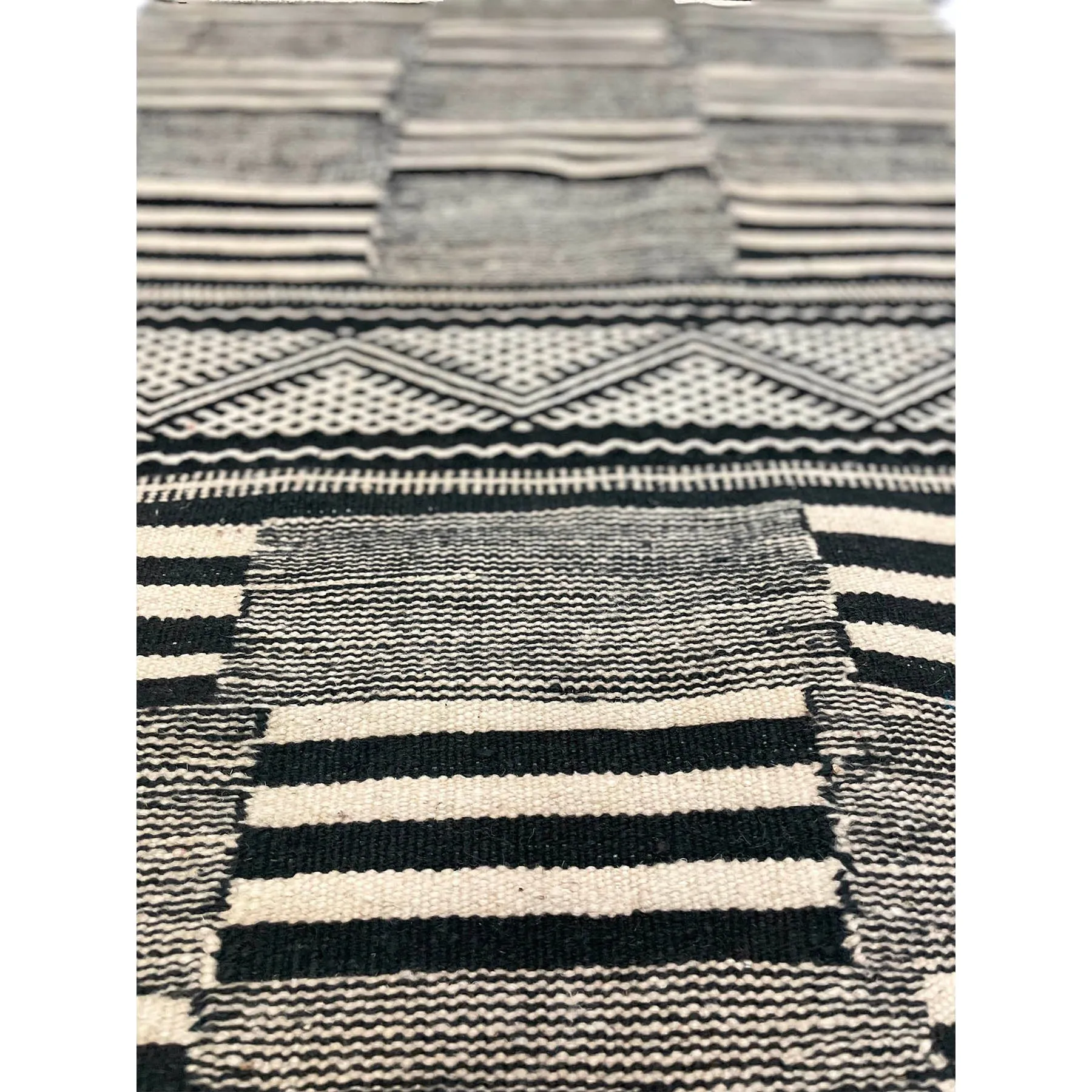 No. 717 | 2' 2" x 6' 8"