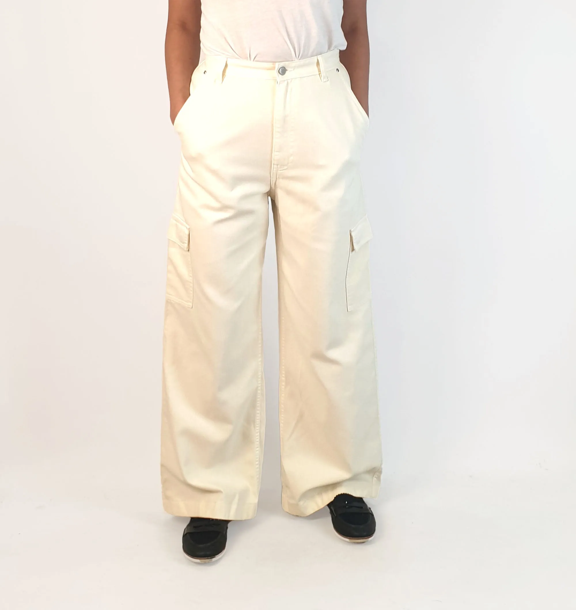 Pearly Global white wide leg cargo style pants fits size 10