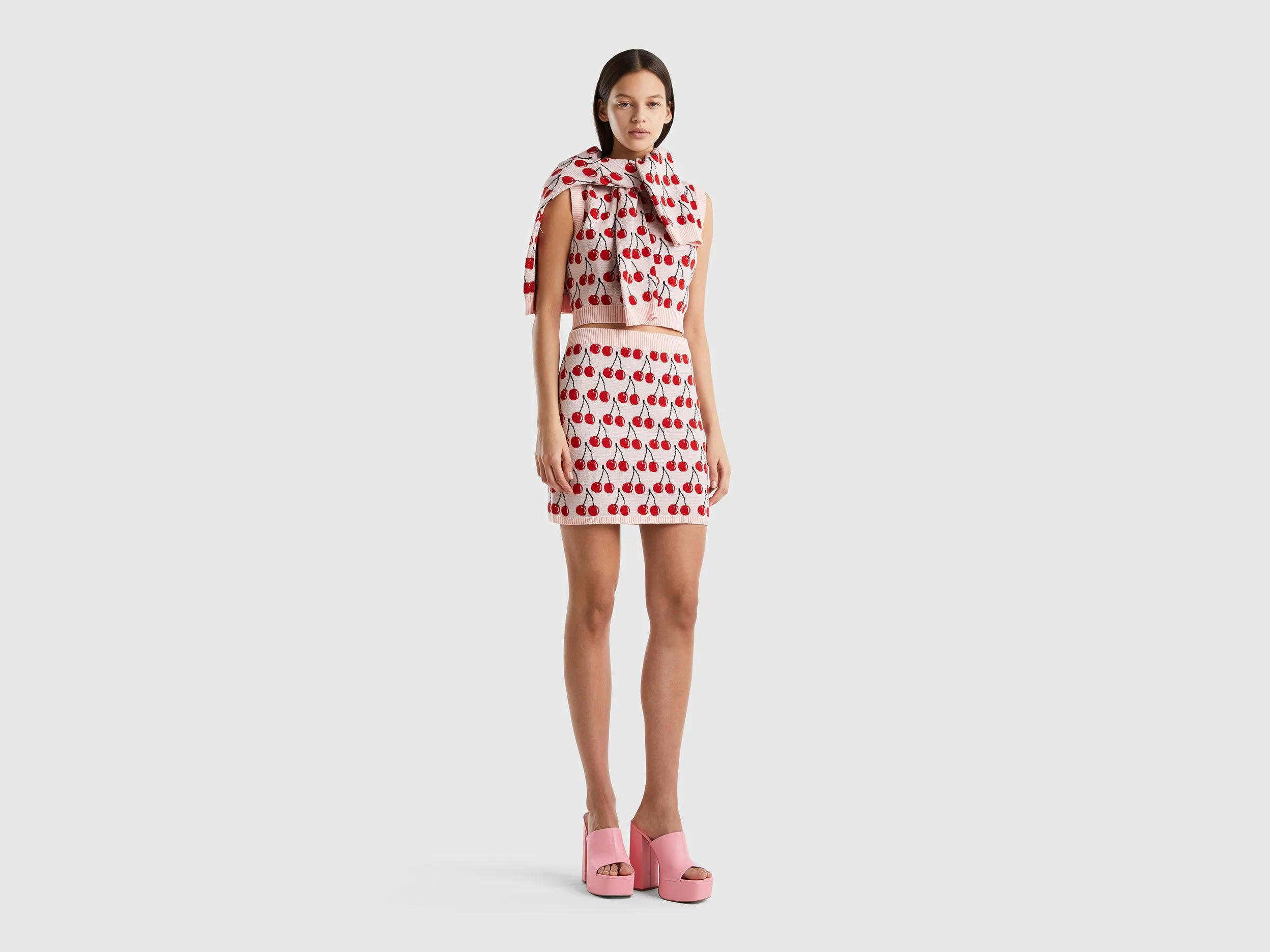 PINK MINI SKIRT WITH CHERRY PATTERN