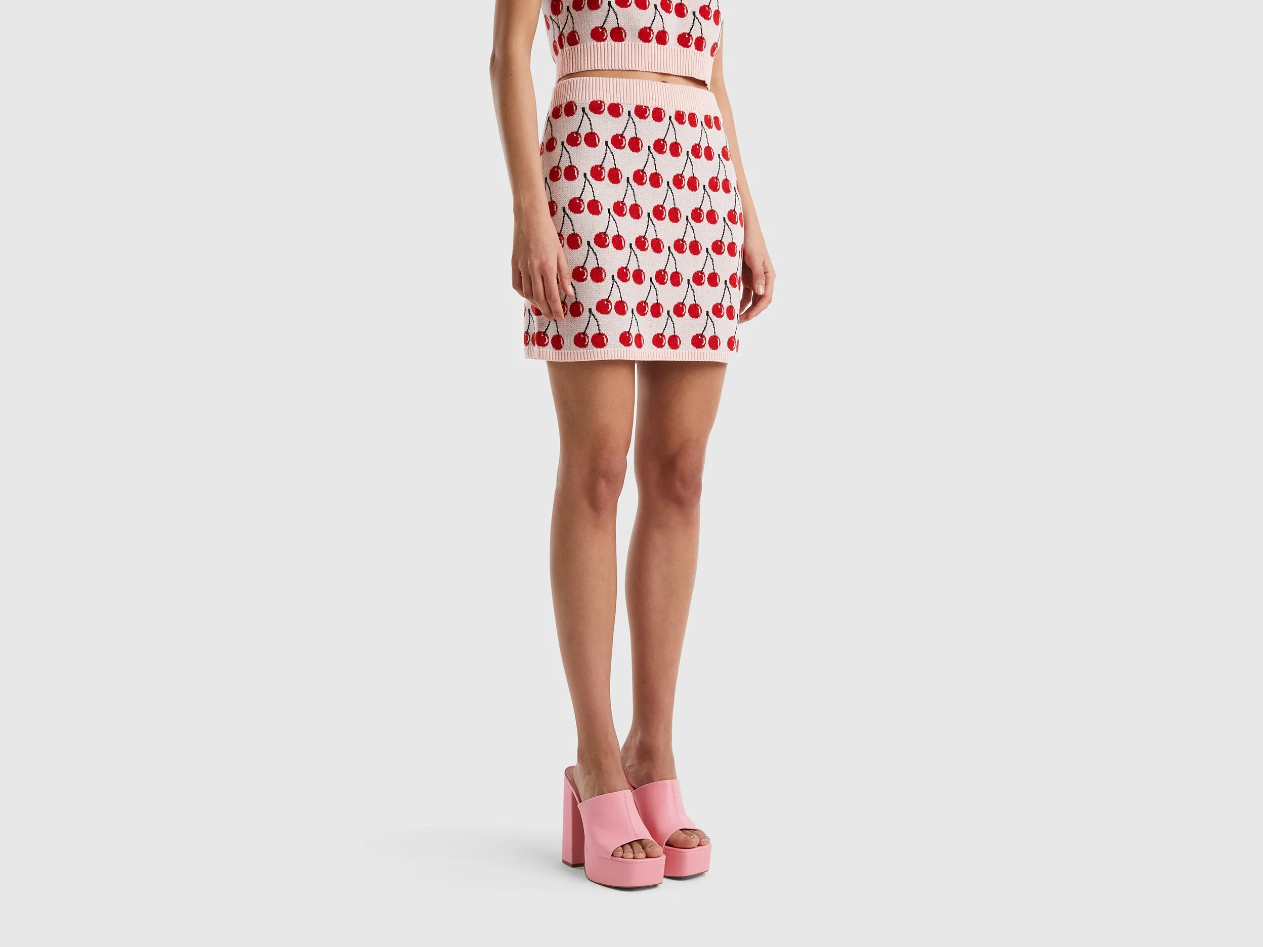 PINK MINI SKIRT WITH CHERRY PATTERN
