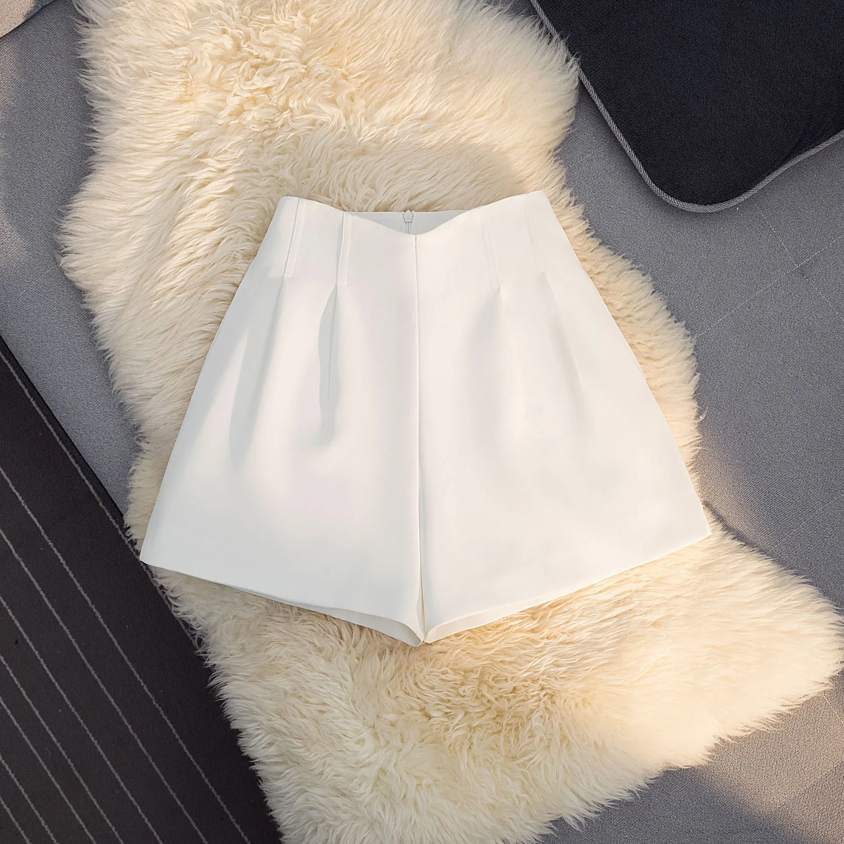 Relaxed Fit A-Line Chino Shorts with a Stylish Floral Design