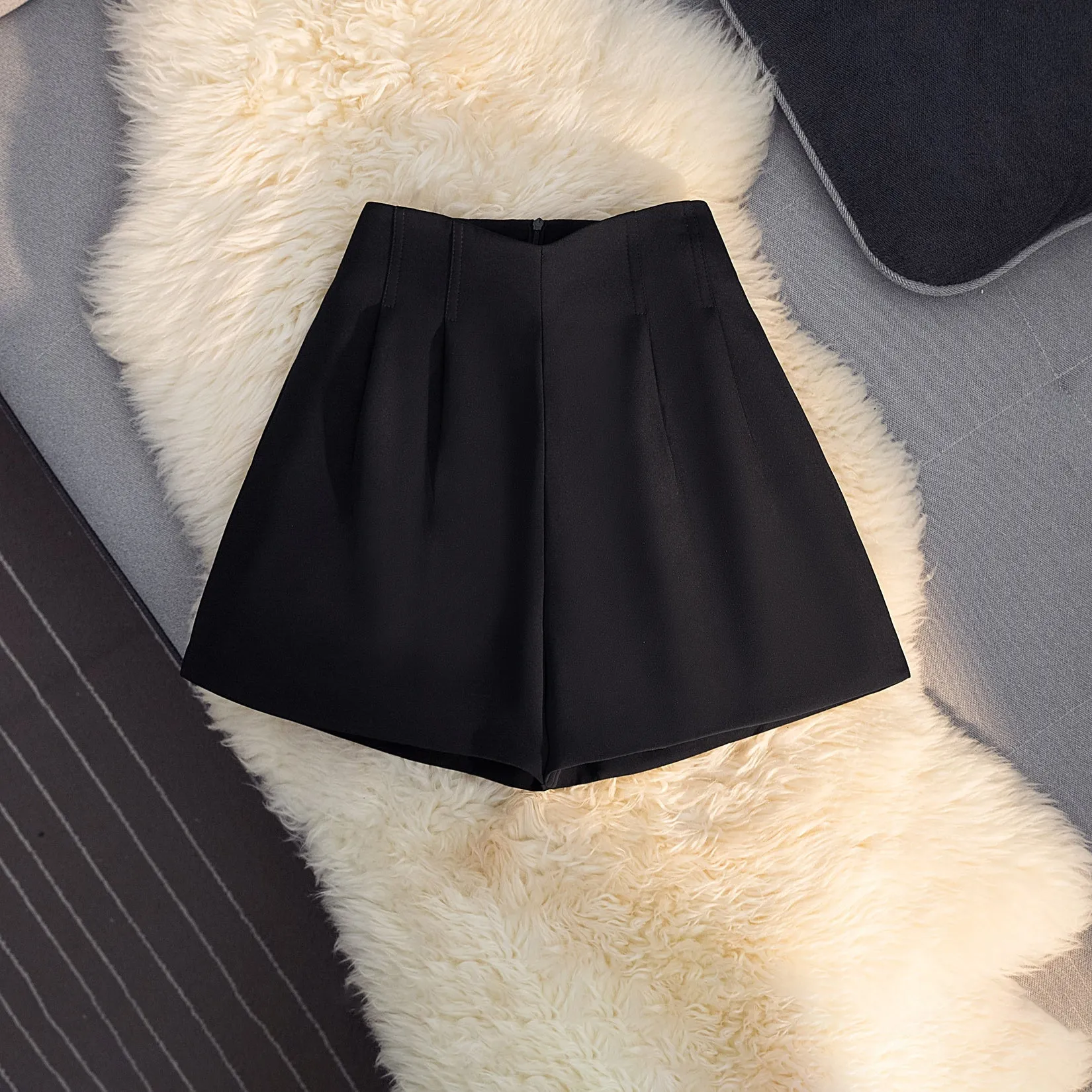 Relaxed Fit A-Line Chino Shorts with a Stylish Floral Design